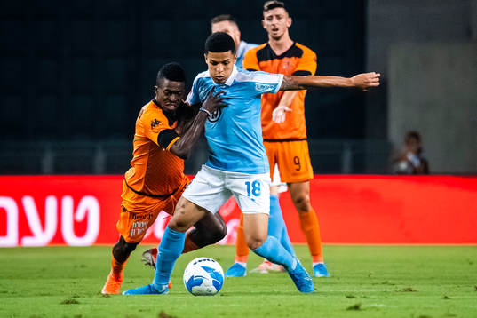 Romain Gall of Malmö FF and Ismaila Soro of Bnei Yehuda