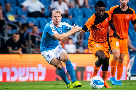 Ismaila Soro of Bnei Yehuda  and Oscar Lewicki  of Malmö FF