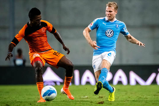 Ismaila Soro of Bnei Yehuda and Oscar Lewicki of Malmö FF