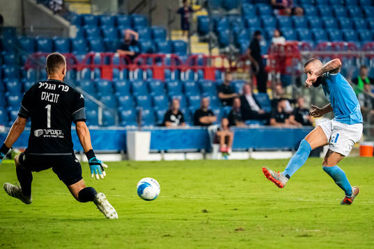 Goalkeeper Emilijus Zubas of Bnei Yehuda and Guillermo