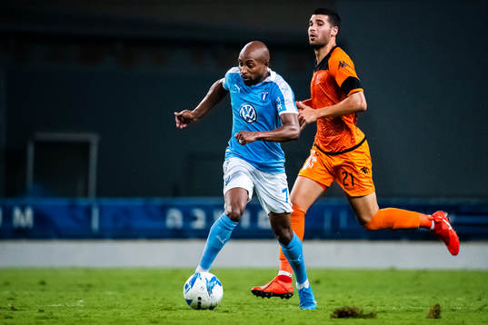 Fouad Bachirou of Malmö FF and Tambi Sagas of Bnei Yehuda