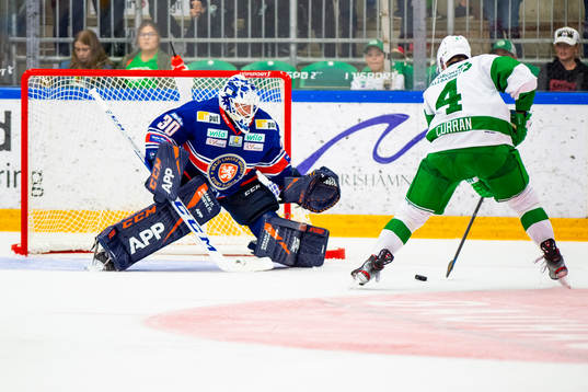 Växjös  målvakt Viktor Fasth räddar Rögles  Kodie