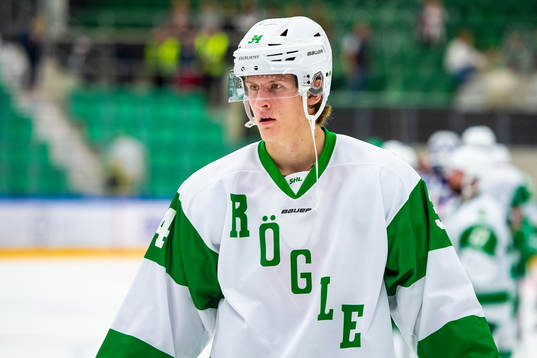 Rögles  Adam Edström  deppar