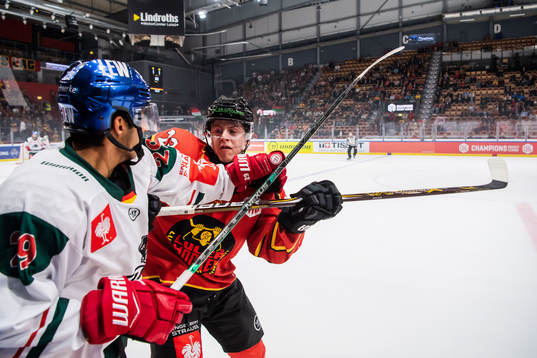 Jesper Sellgren of Luleå and Sahir Gill of Augsburger
