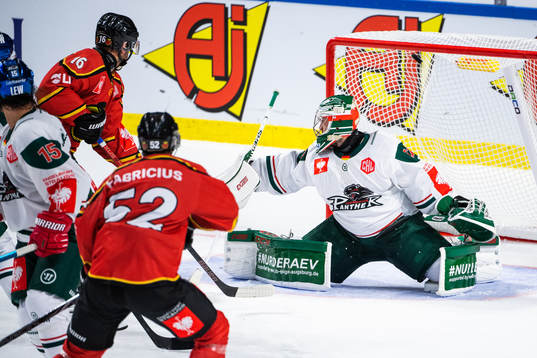 Karl Fabricius of Luleå scores 2-1