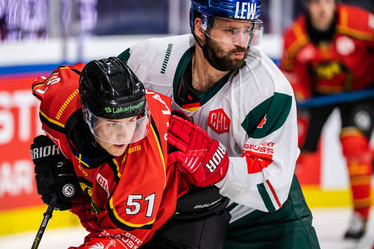 Filip Hållander of Luleå and Henry Haase of Augsburger