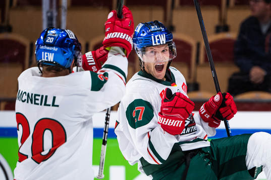Matt Fraser of Augsburger Panthers celebrates