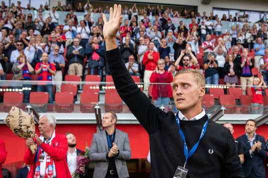 Helsingborgs målvakt Pär Hansson tackas av