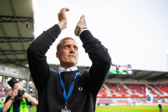 Helsingborgs målvakt Pär Hansson tackas av