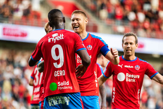 Helsingborgs Markus Holgersson jublar med Alhaji Gero