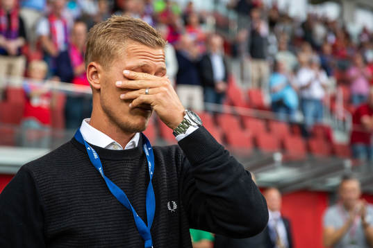 Helsingborgs målvakt Pär Hansson i tårar när han tackas