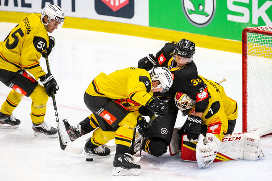 Jacob Olofsson of Skellefteå against Beat Gerber and
