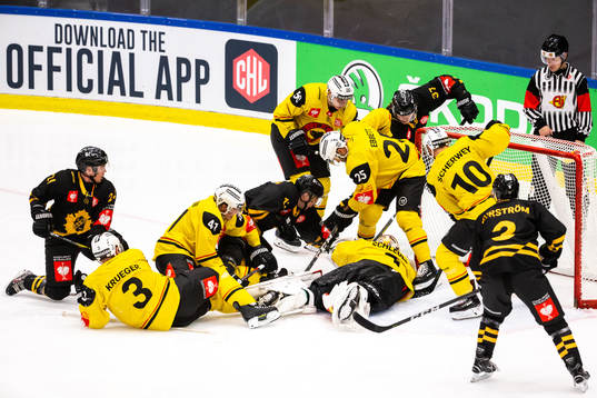 Andrew Ebbett of Bern against Albin Eriksson of Skellefteå