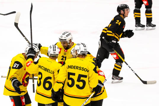 Andrew Ebbett of Bern celebrate with teammates