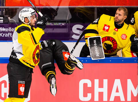 Simon Moser of Bern tackled Jonathan Pudas of Skellefteå