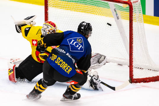 Oscar Möller of Skellefteå scores 1-1
