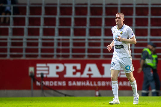 Östersunds Thomas Isherwood blöder från huvet