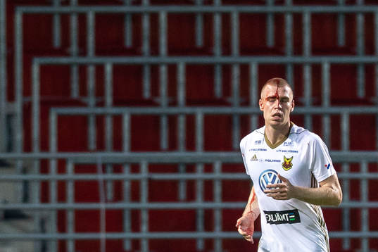 Östersunds Thomas Isherwood blöder från huvet