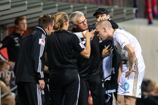 Östersunds Thomas Isherwood bandageras runt huvet