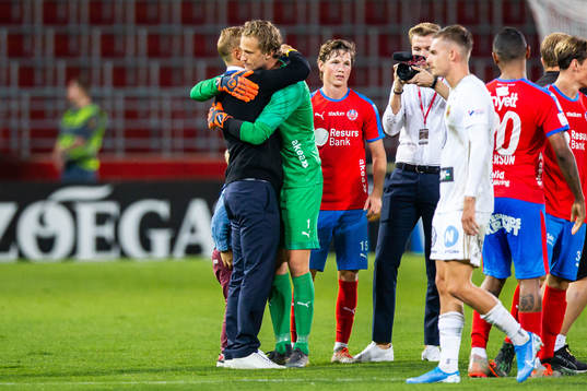 Helsingborgs målvakt Anders Lindegaard kramar om målvakt