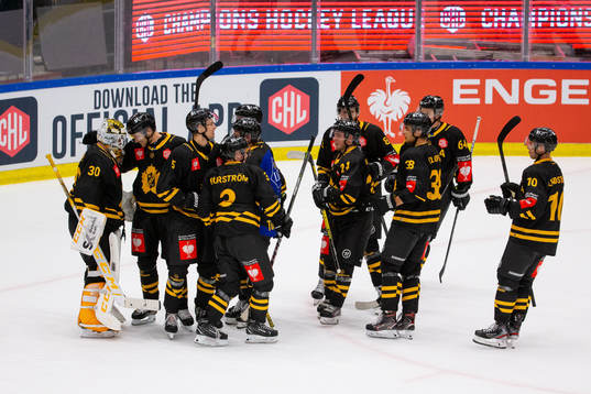 Players of Skellefteå celebrate the win