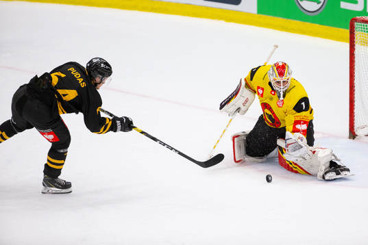 Jonathan Pudas of Skellefteå shoots the puck at goalkeeper