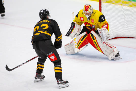 Jacob Andersson of Skellefteå shoots the puck