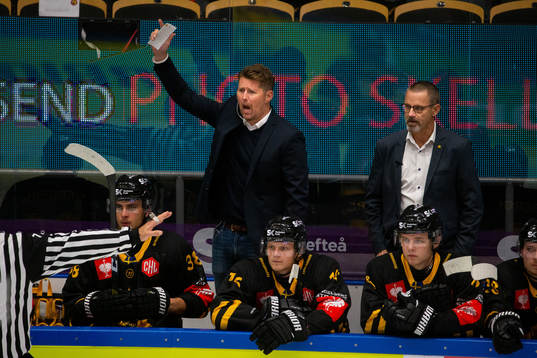 Coaches Stefan Hedlund and Tommy Samuelsson of Skellefteå