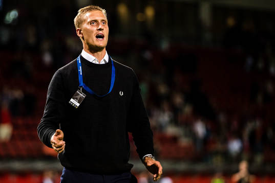 Helsingborgs målvakt Pär Hansson ledar klacksången