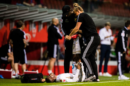 Östersunds Kalpi Wilfried Ouattara får hjälp med kramp