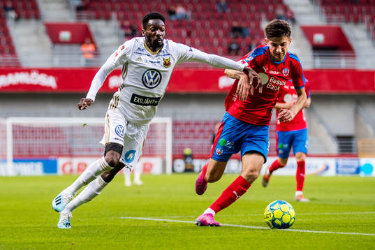 Östersunds Blair Turgott och Helsingborgs Armin Gigovic