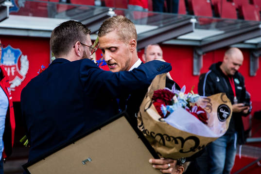 Helsingborgs målvakt Pär Hansson tackas av