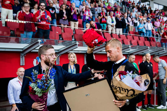 Helsingborgs målvakt Pär Hansson tackas av