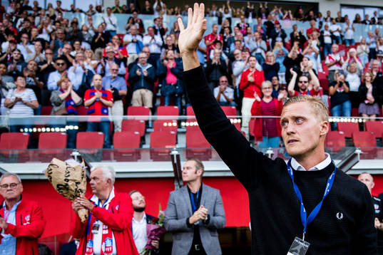 Helsingborgs målvakt Pär Hansson tackas av