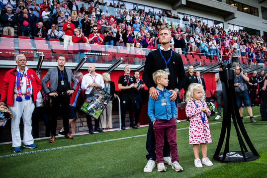 Helsingborgs målvakt Pär Hansson tackas av