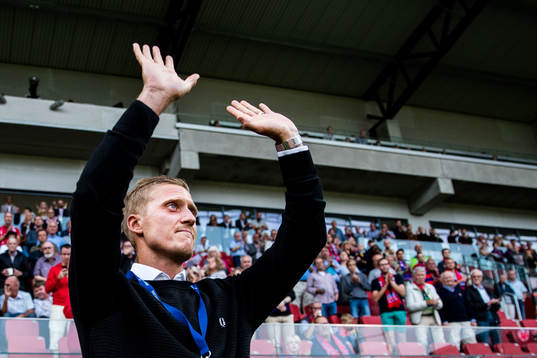 Helsingborgs målvakt Pär Hansson tackas av