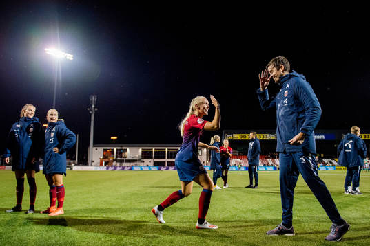 Maria Thorisdottir of Norway celebrates with Terje Skeie,
