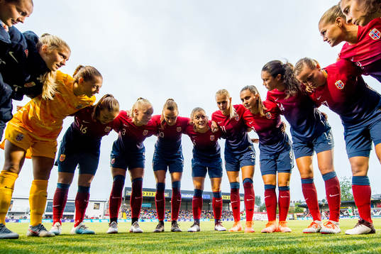 Emilie Nautnes, goalkeeper Cecilie Fiskerstrand, Guro