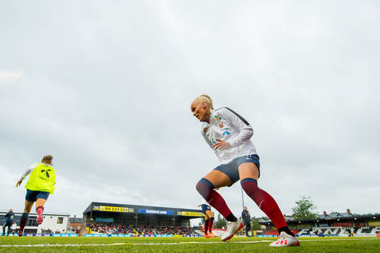 Maria Thorisdottir of Norway warms up