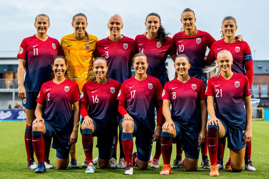 Lisa-Marie Karlseng Utland (2nd row), goalkeeper Cecilie