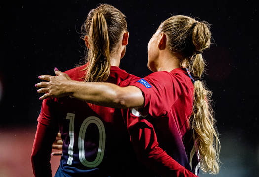 Caroline Graham Hansen of Norway celebrates with Lisa-Marie