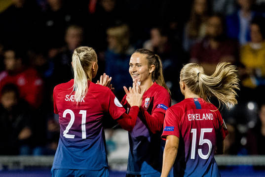 Caroline Graham Hansen of Norway celebrates with teammates