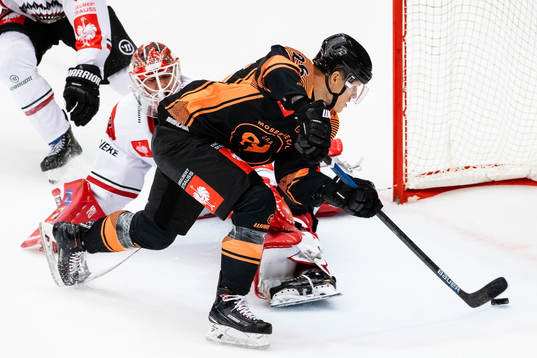 Dominik Grafenthin of Graz99ers scores 4-3 behind
