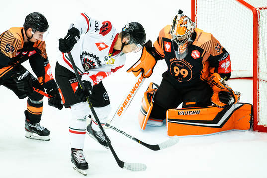 Nicklas Lasu of Frölunda against Kalle Johansson and