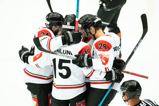 Patrik Carlsson of Frölunda celebrate with teammates