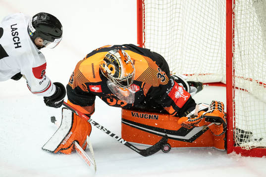 Ryan Lasch of Frölunda and goalkeeper Thomas Höneckl of