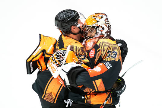Kalle Johansson celebrate with goalkeeper Thomas Höneckl