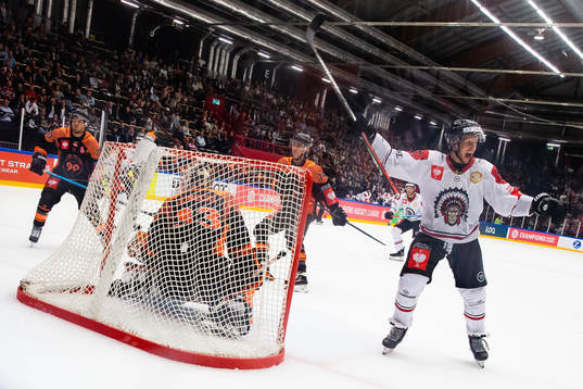 Max Friberg of Frölunda celebrates scoring 4-5