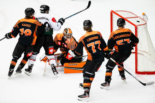 Rhett Rakshani of Frölunda in front of goalkeeper Thomas