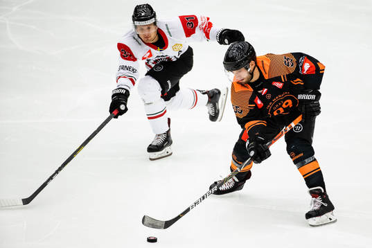 Trevor Hamilton of Graz99ers and Nicklas Lasu of Frölunda